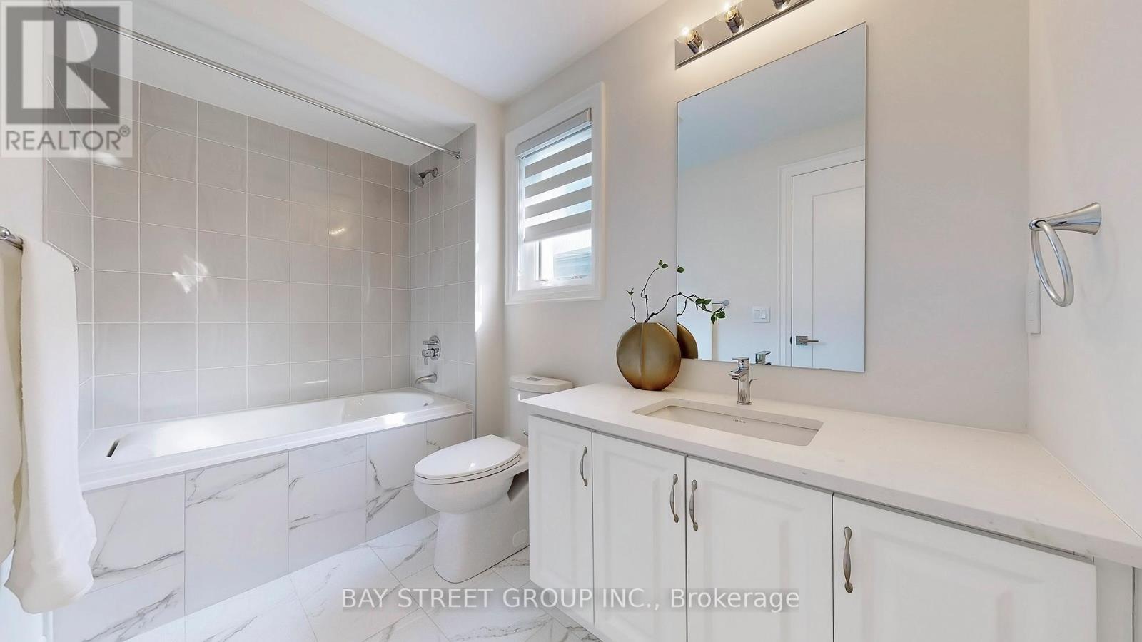Photo 35 of 165 Hillsview Drive, Richmond Hill ON