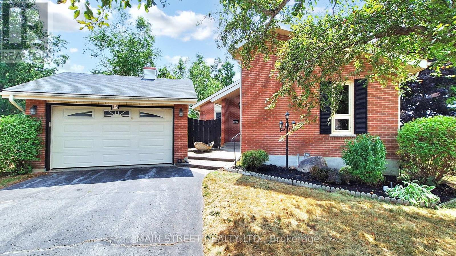 Photo 2 of 15 Windor Court, Brock ON