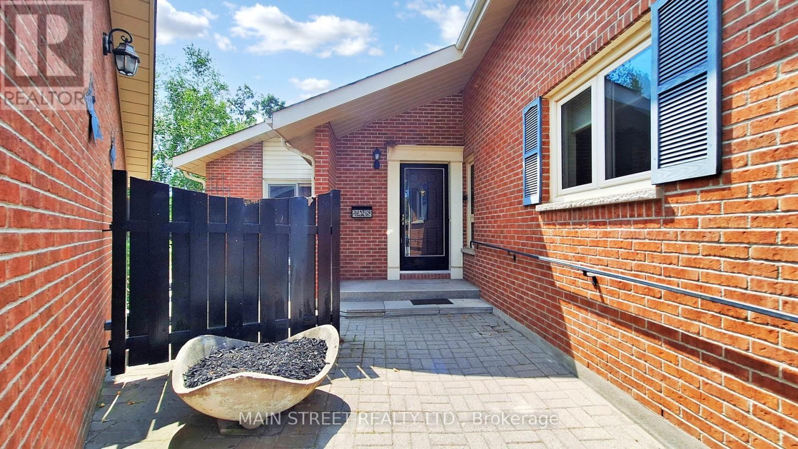 Photo 4 of 15 Windor Court, Brock ON