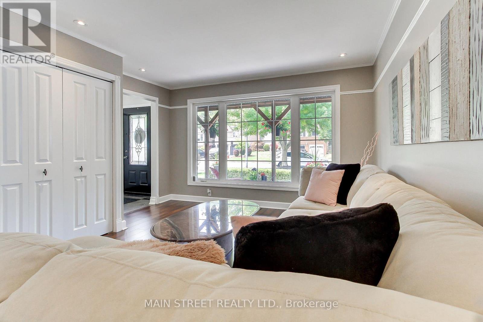 Photo 10 of 124 Lee Avenue, Bradford West Gwillimbury ON