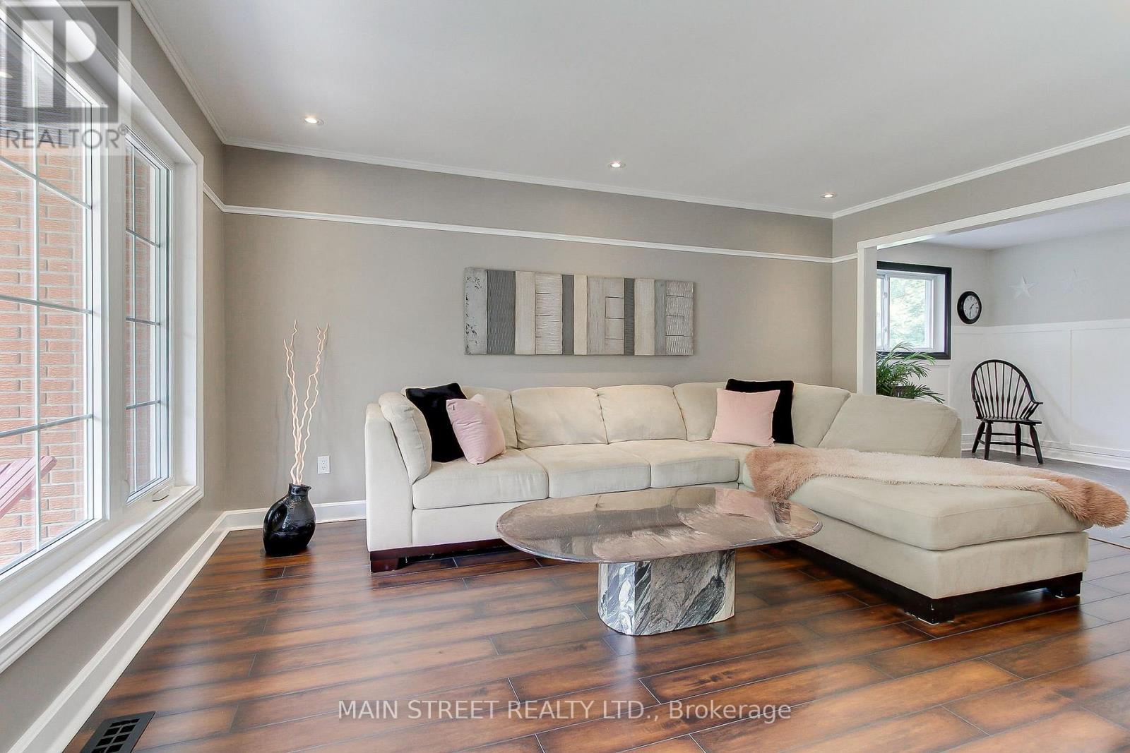 Photo 3 of 124 Lee Avenue, Bradford West Gwillimbury ON