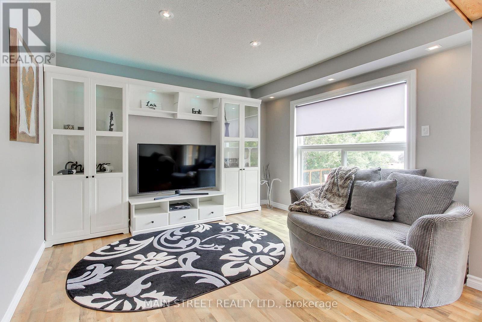 Photo 8 of 124 Lee Avenue, Bradford West Gwillimbury ON