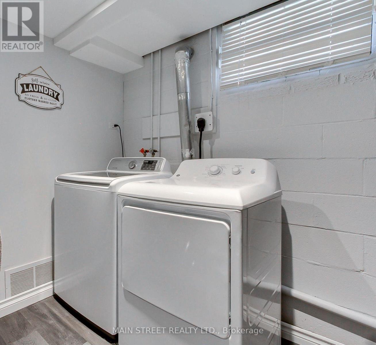 Photo 2 of 124 Lee Avenue, Bradford West Gwillimbury ON