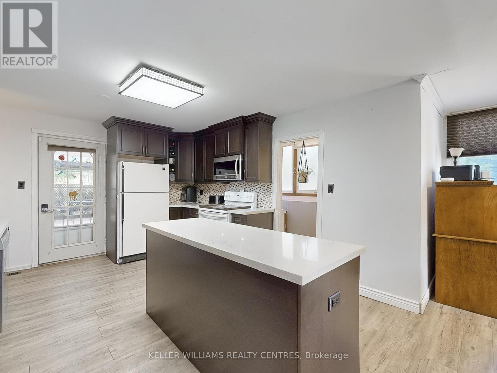 Photo 17 of 758 Srigley Street, Newmarket ON