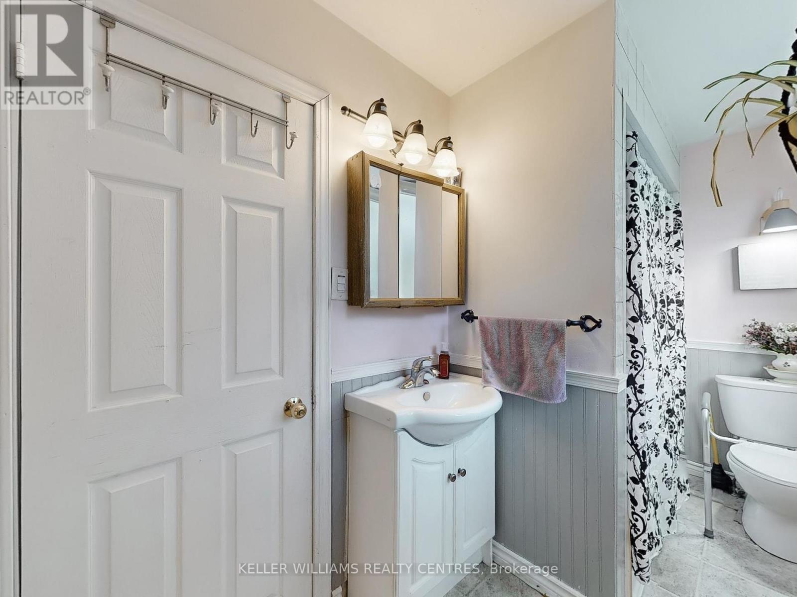 Photo 2 of 758 Srigley Street, Newmarket ON