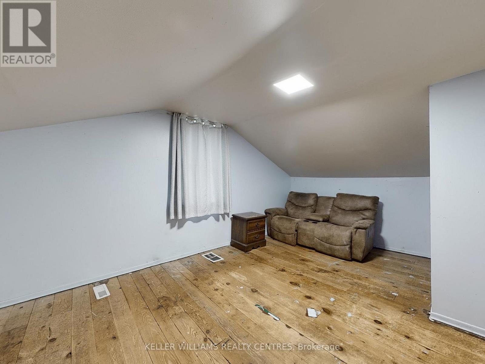 Photo 32 of 758 Srigley Street, Newmarket ON