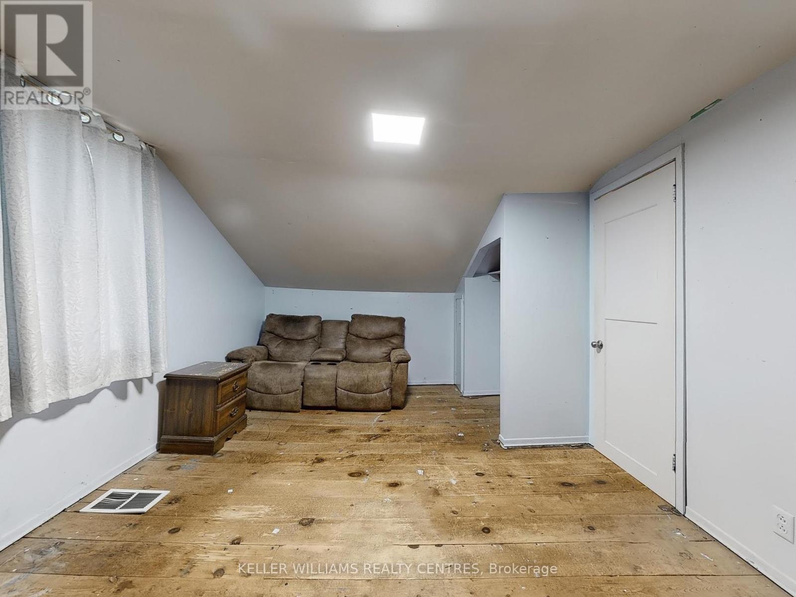 Photo 12 of 758 Srigley Street, Newmarket ON