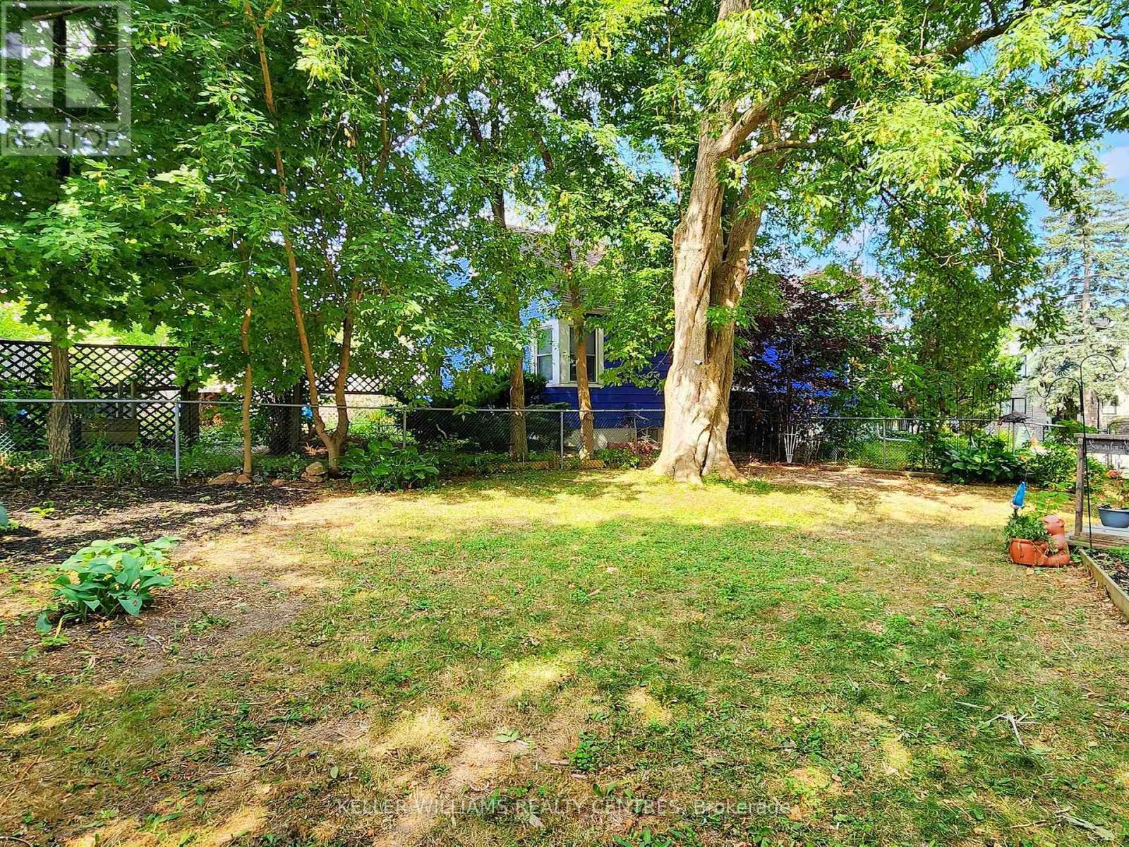 Photo 33 of 758 Srigley Street, Newmarket ON