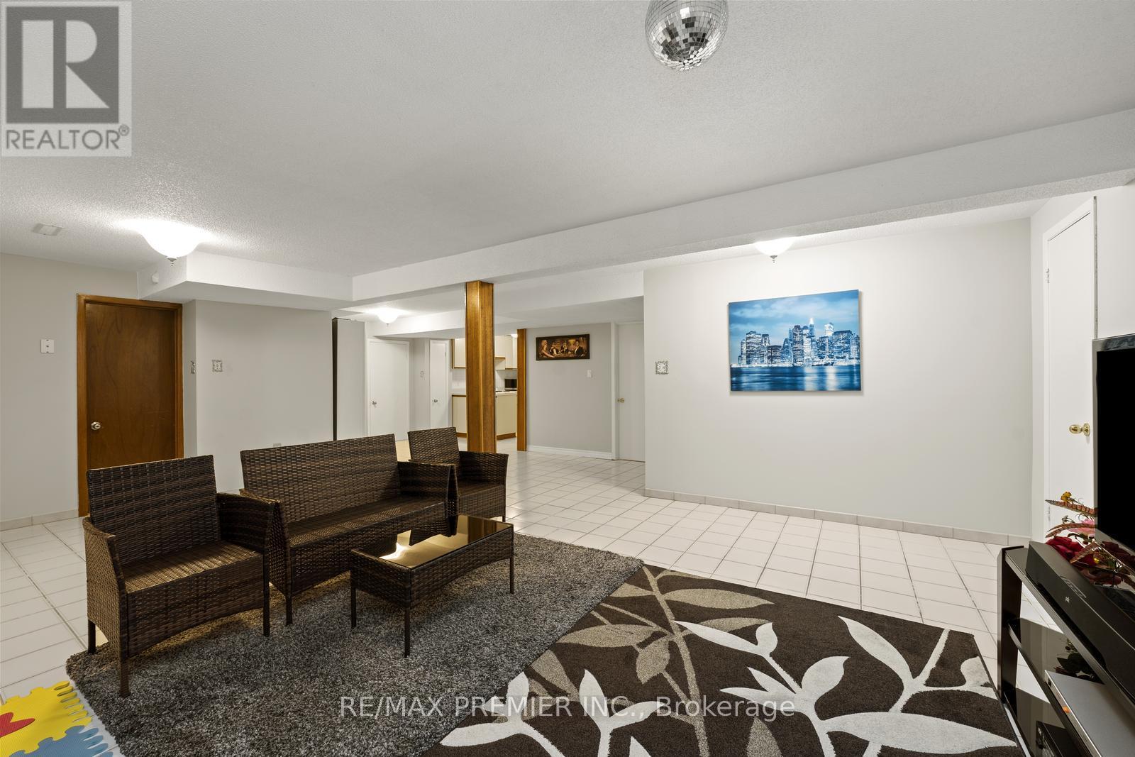 Photo 5 of 127 Oconnor Crescent, Richmond Hill ON