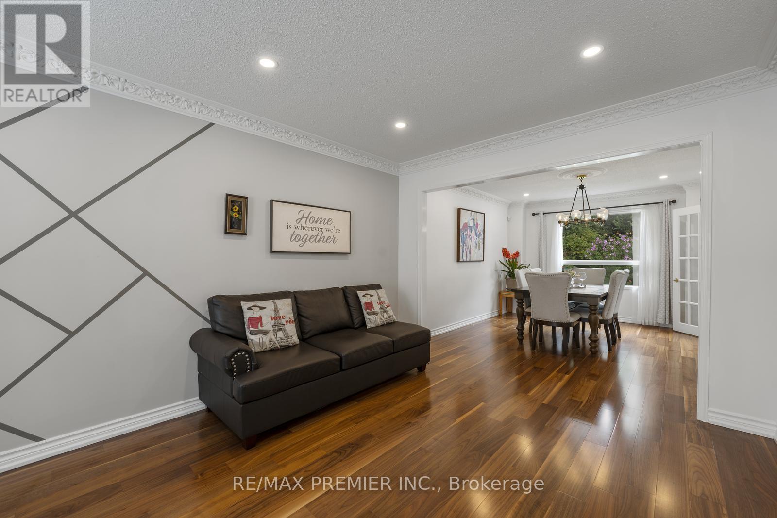 Photo 3 of 127 Oconnor Crescent, Richmond Hill ON