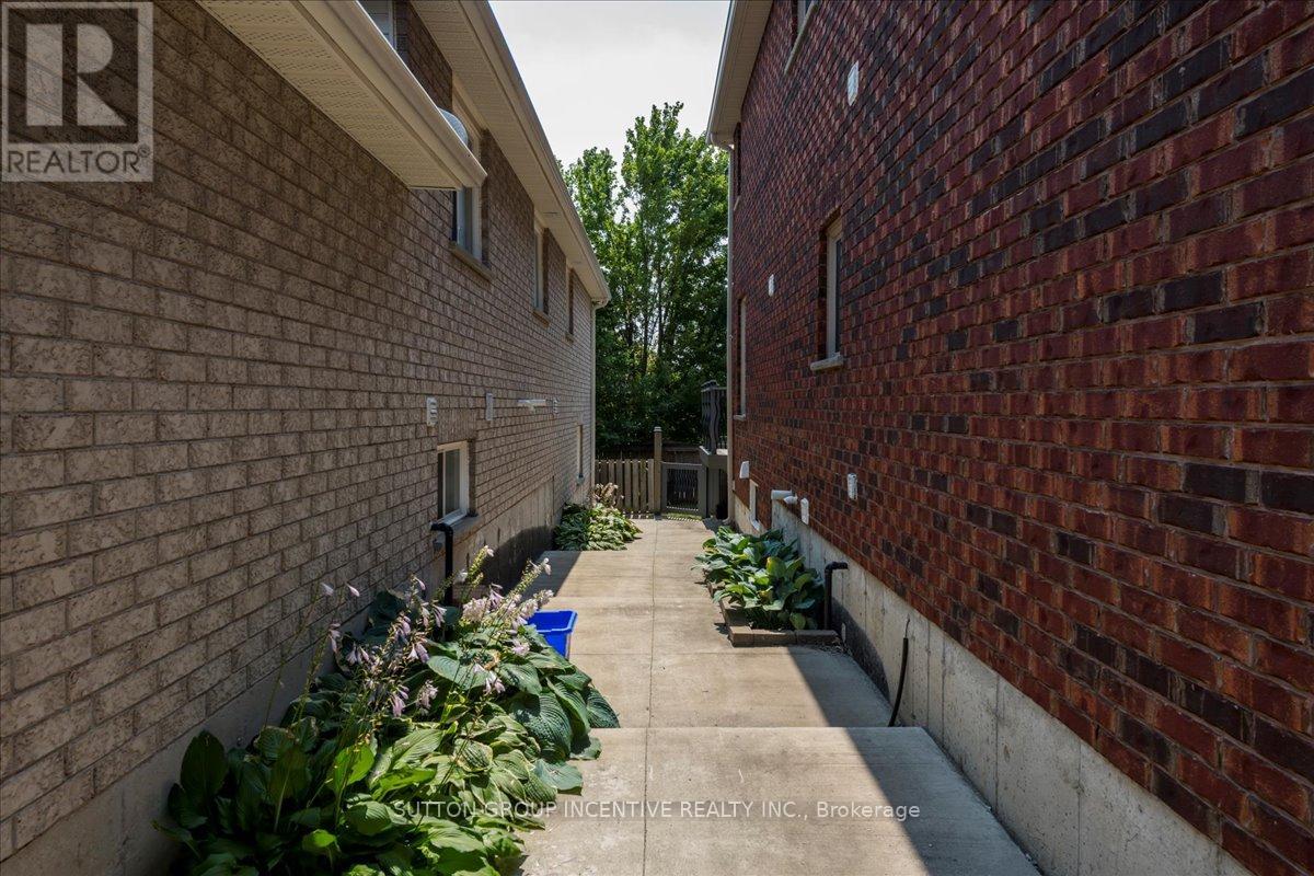 Photo 35 of 169 Birkhall Place, Barrie ON