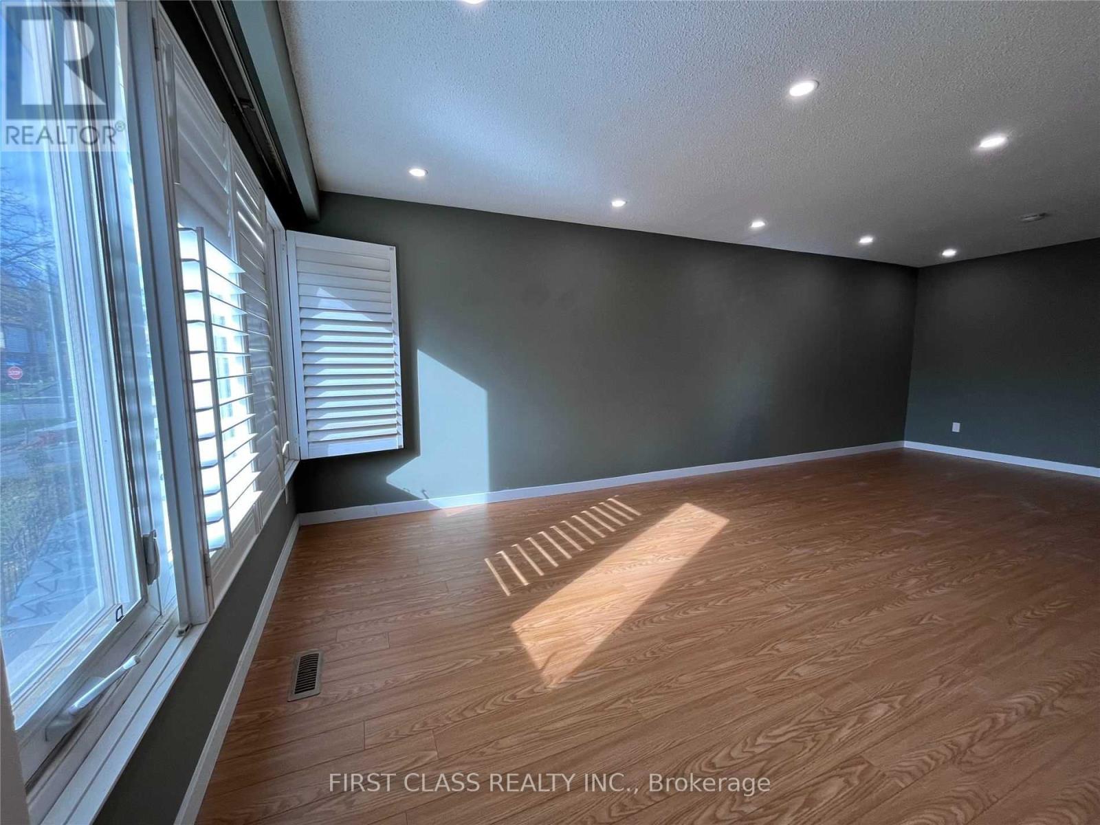 Photo 2 of Upper 2571 Palisander Avenue, Mississauga ON