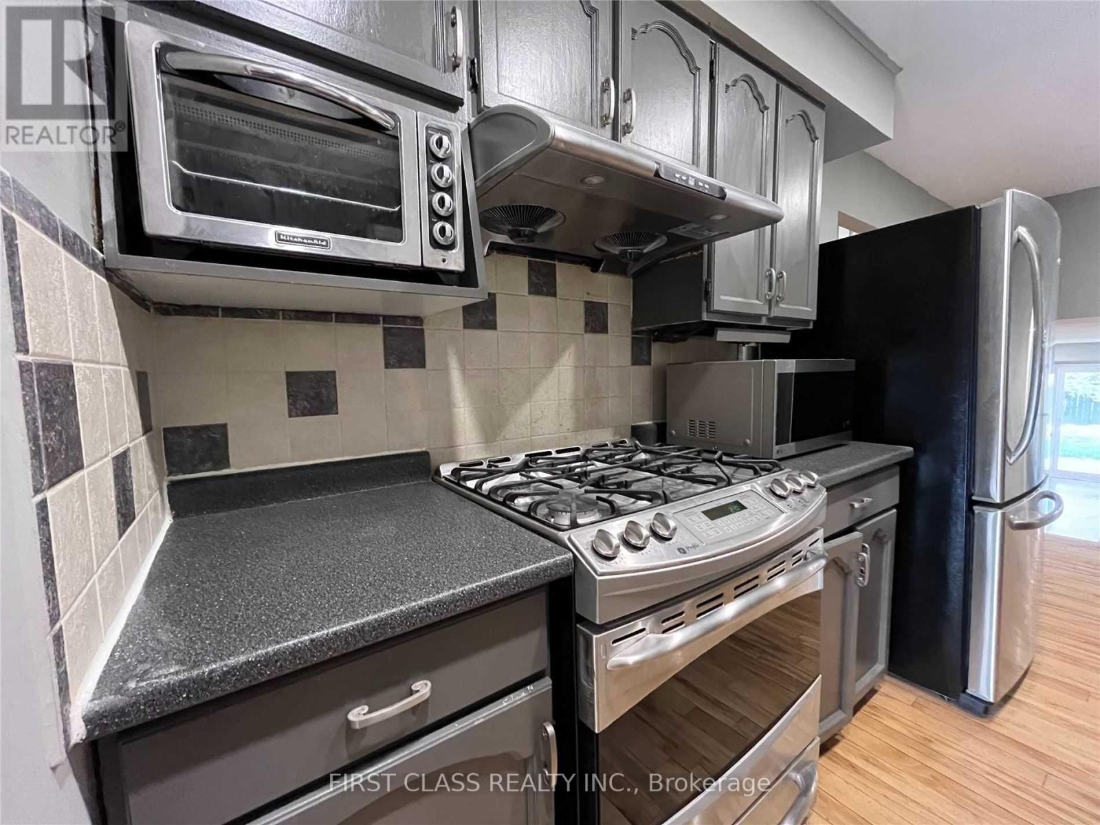 Photo 3 of Upper 2571 Palisander Avenue, Mississauga ON