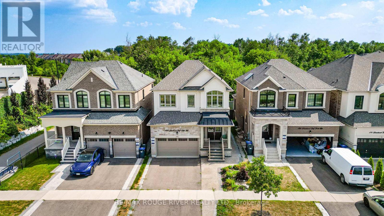 Photo 3 of 195 Lionhead Golf Club Road, Brampton ON