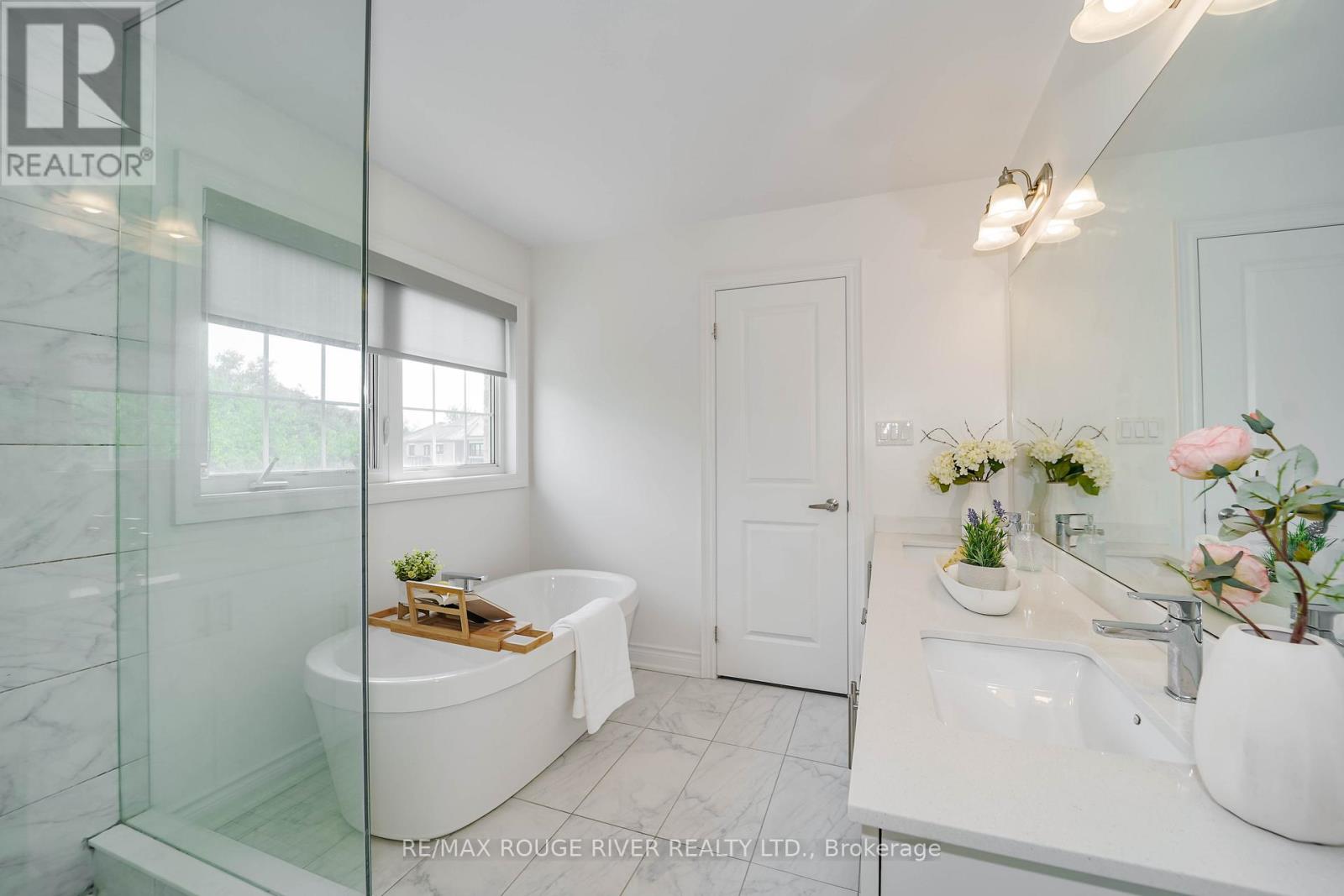 Photo 37 of 195 Lionhead Golf Club Road, Brampton ON