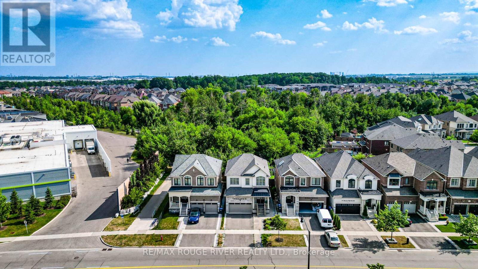 Photo 4 of 195 Lionhead Golf Club Road, Brampton ON