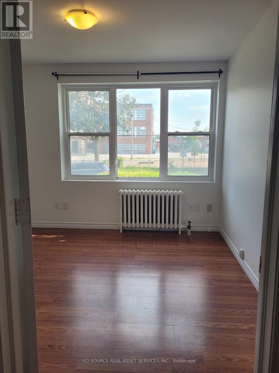 Photo 5 of 1 44 Bartonville Avenue W, Toronto ON