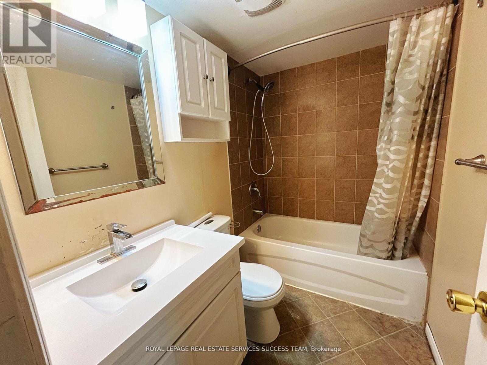 Photo 2 of 213 101 Bristol Road E, Mississauga ON