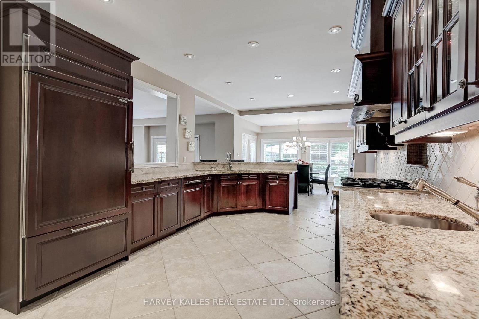 Photo 9 of 5108 Forest Hill Drive, Mississauga ON