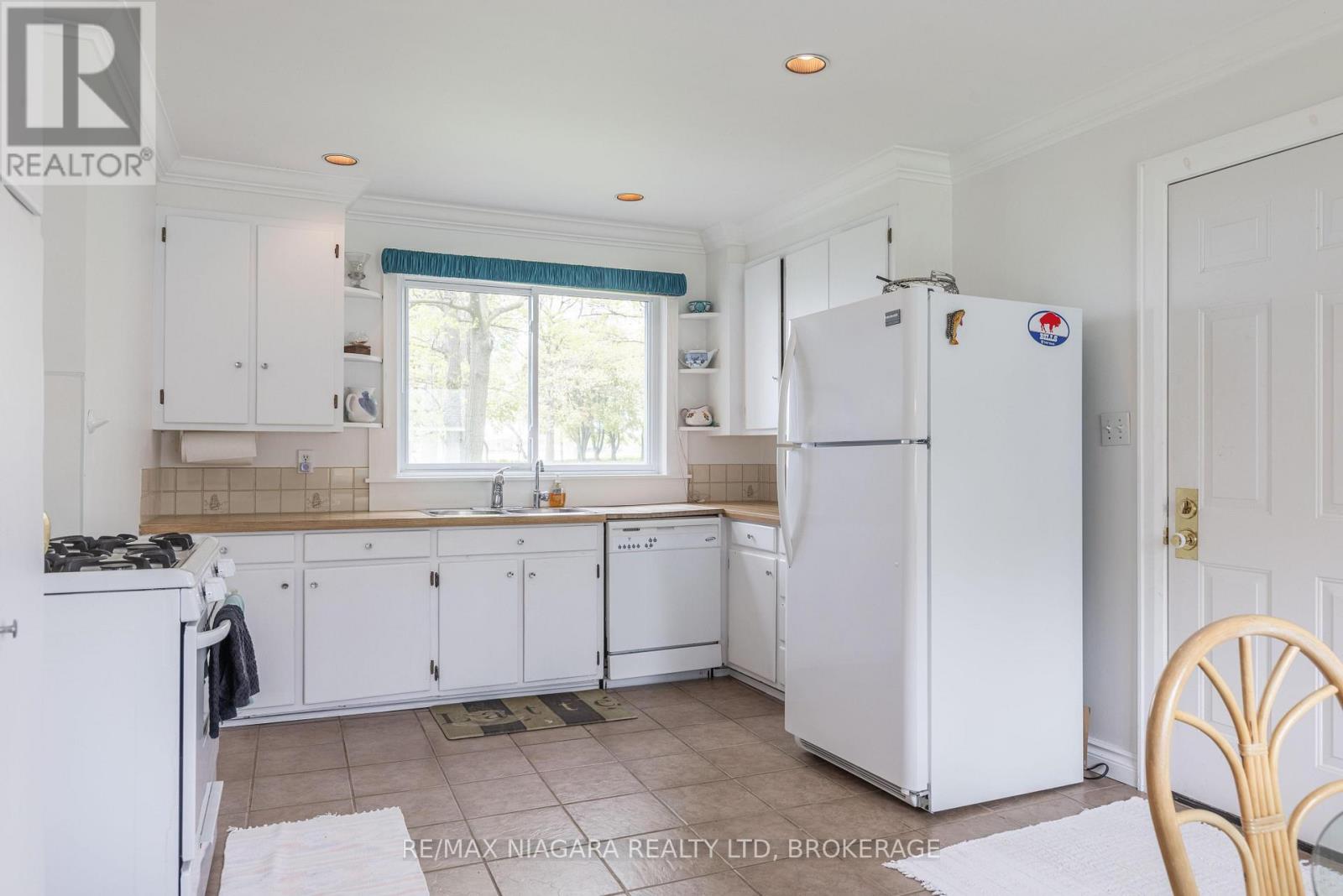 Photo 11 of 183 Maple Lane, Fort Erie ON