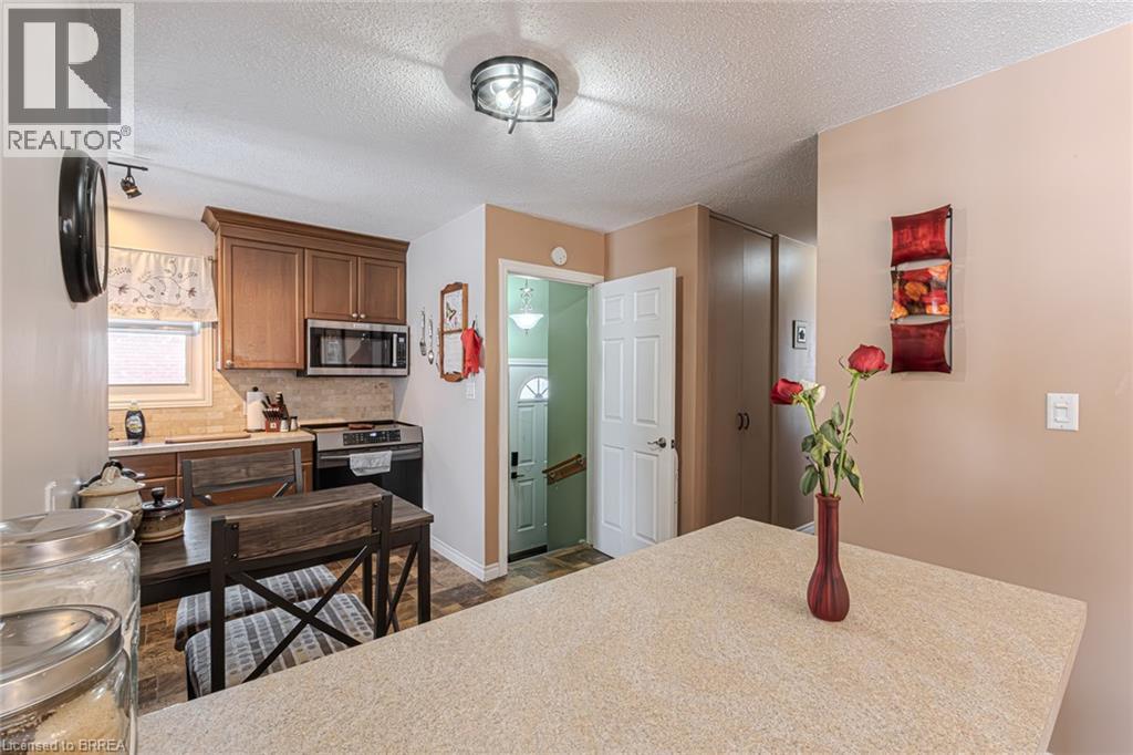 Photo 5 of 9 Blueridge Crescent, Brantford ON