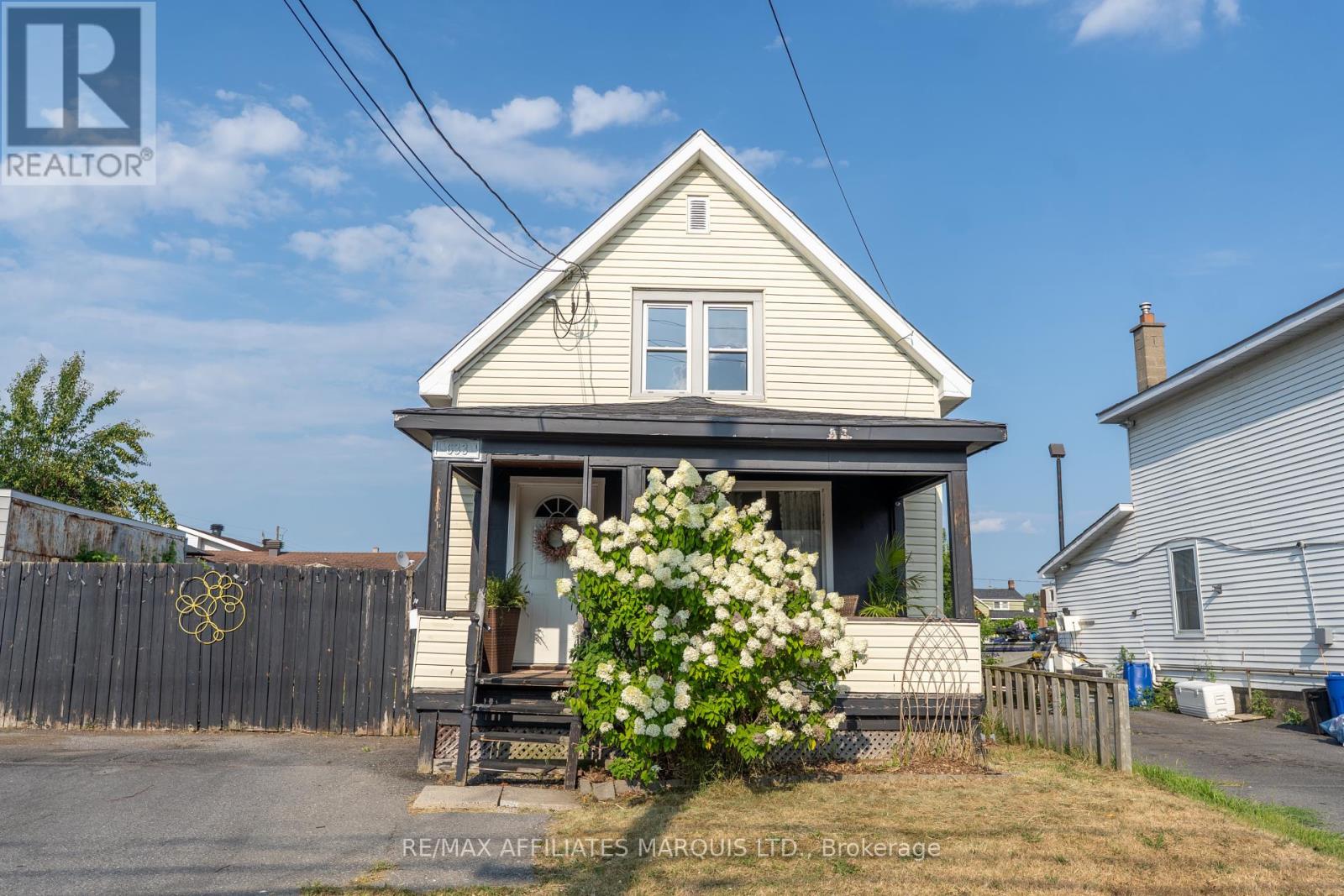 Photo 2 of 633 Augustus Street, Cornwall ON