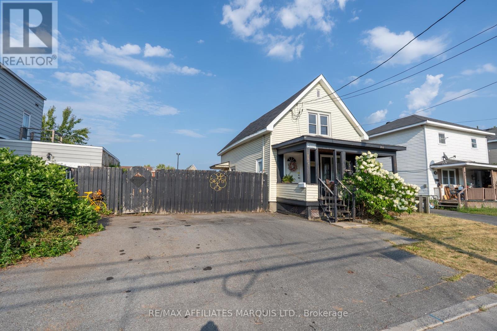 Photo 4 of 633 Augustus Street, Cornwall ON