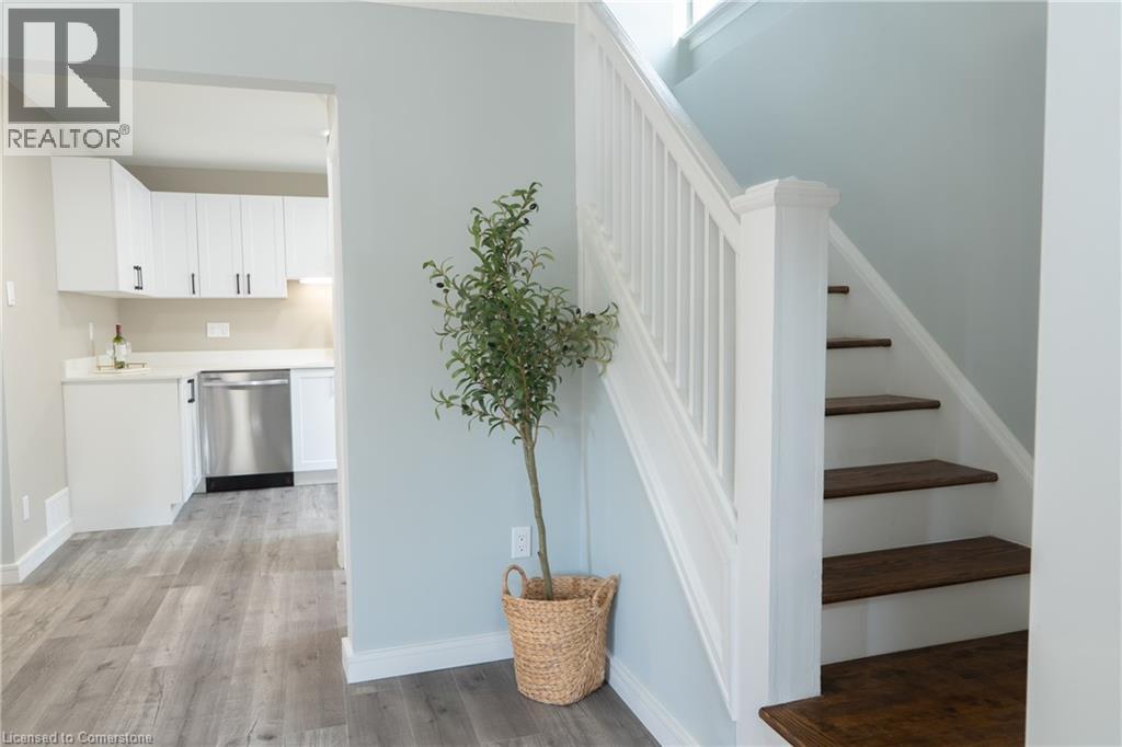 Photo 20 of 39 Cloverhill Road, Hamilton ON