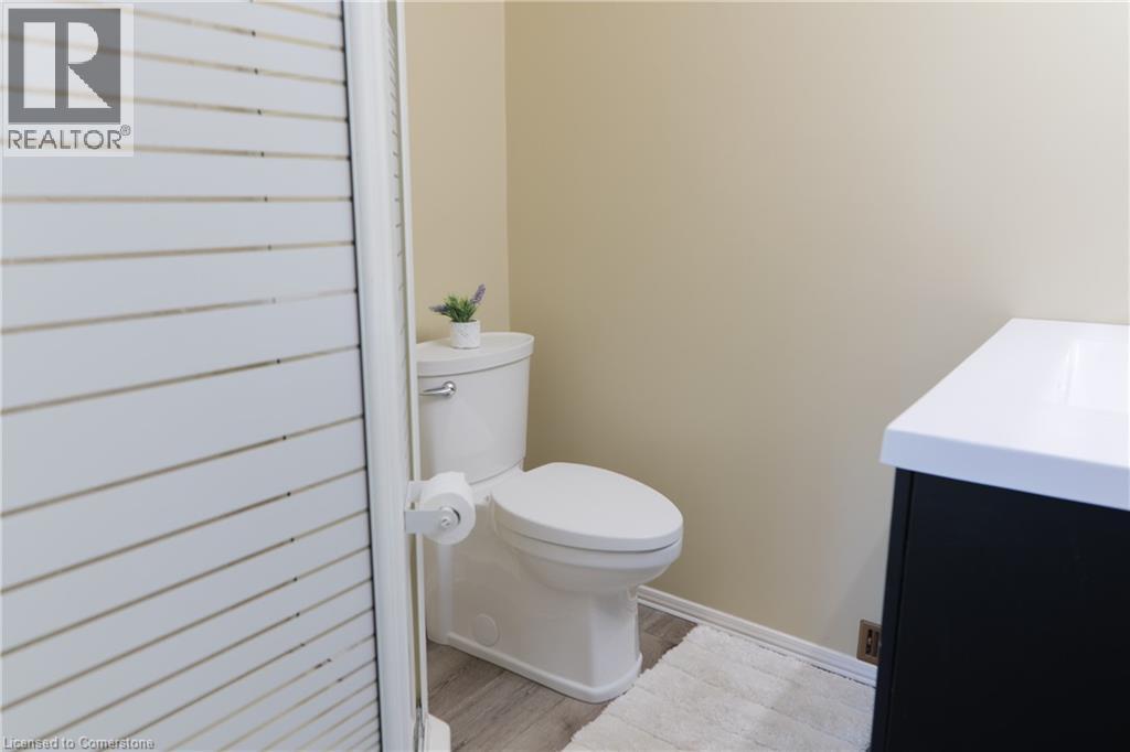 Photo 24 of 39 Cloverhill Road, Hamilton ON