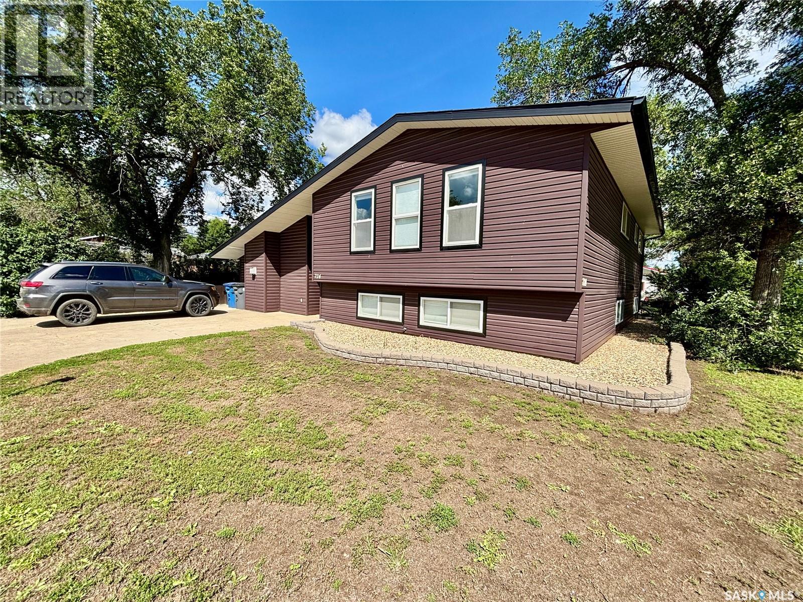 Photo 8 of 724 4th Street E, Assiniboia SK