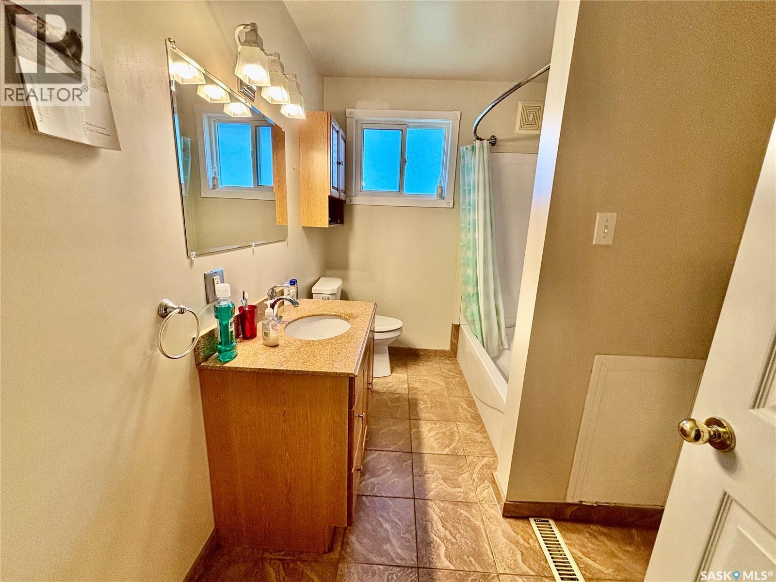 Photo 6 of 724 4th Street E, Assiniboia SK