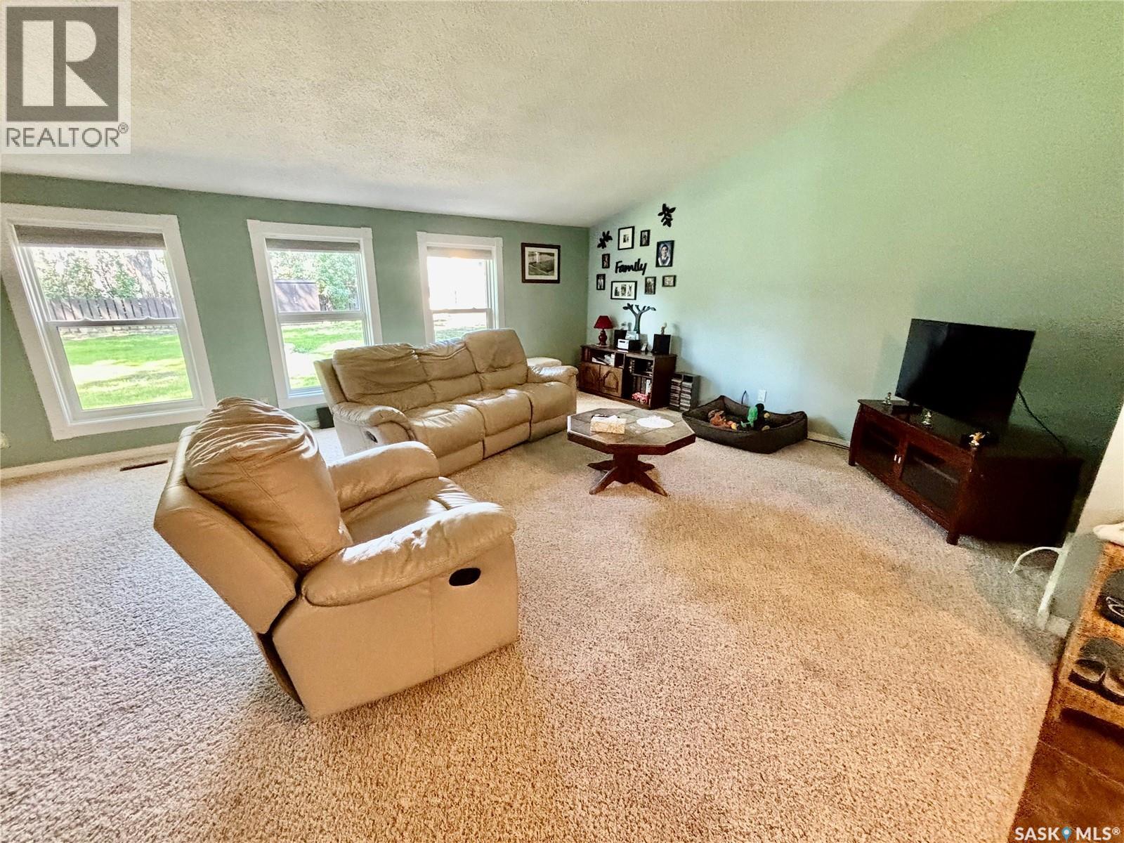 Photo 7 of 724 4th Street E, Assiniboia SK