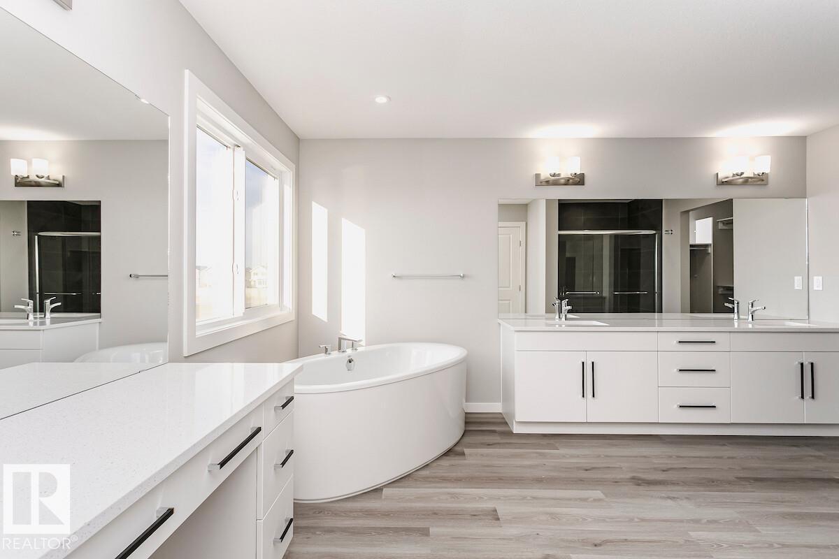 Photo 10 of 7207 182 Av Nw, Edmonton AB