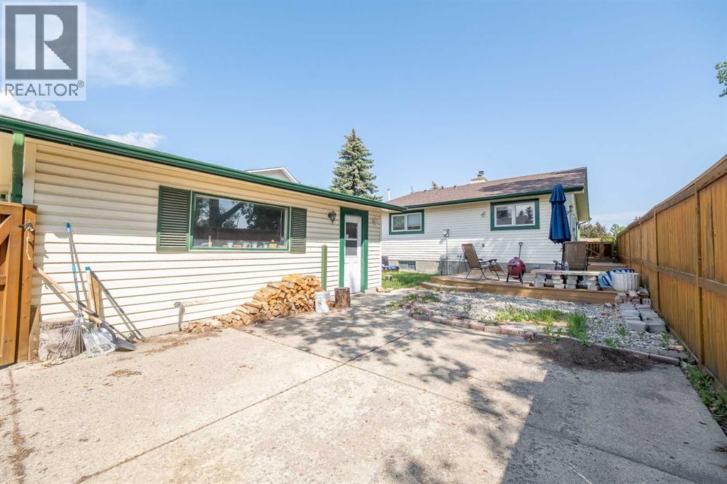 Single Family House Bungalow for Sale in  Woodglen Close SW Woodbine Calgary 