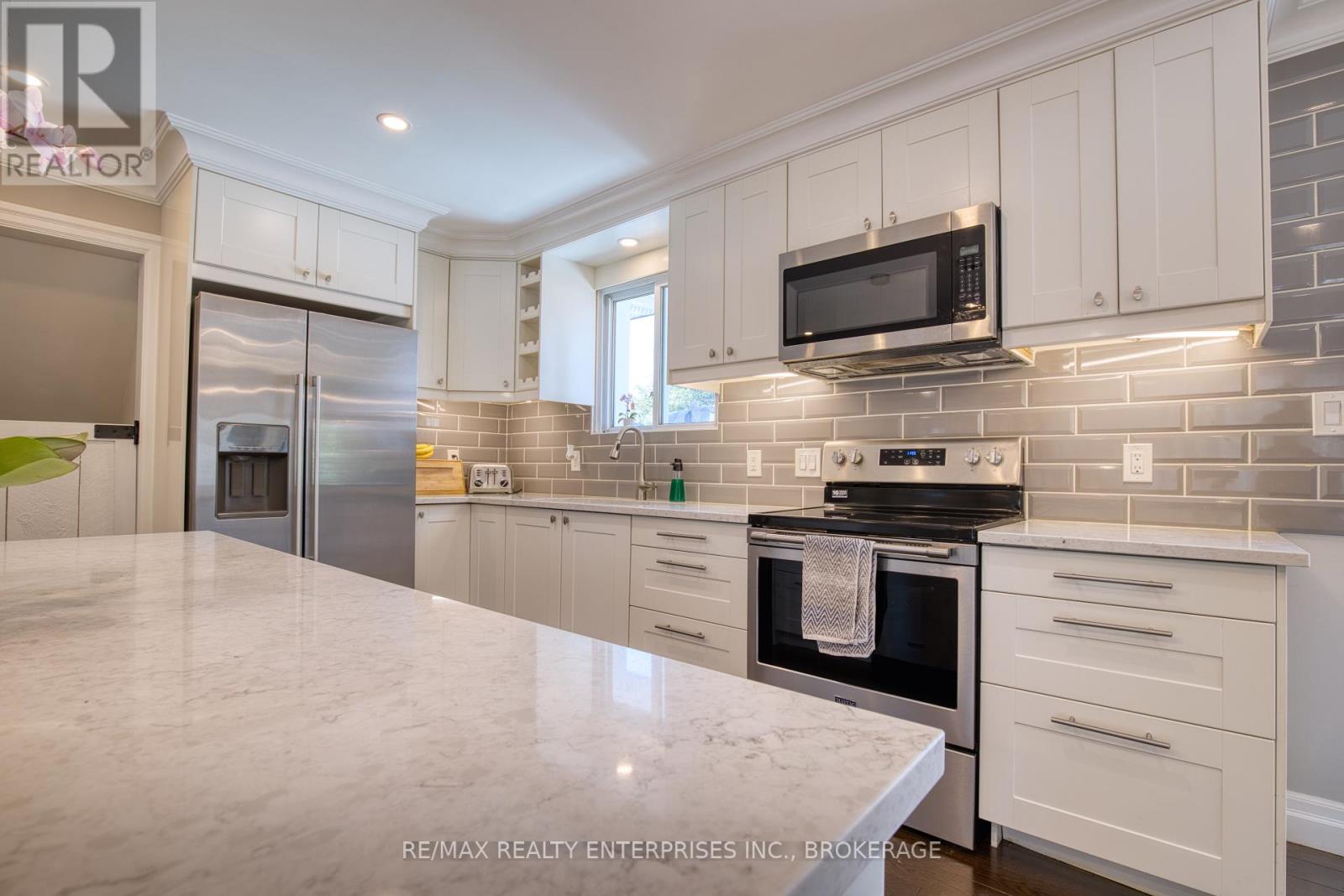 Photo 18 of 20 Karen Crescent, Grimsby ON