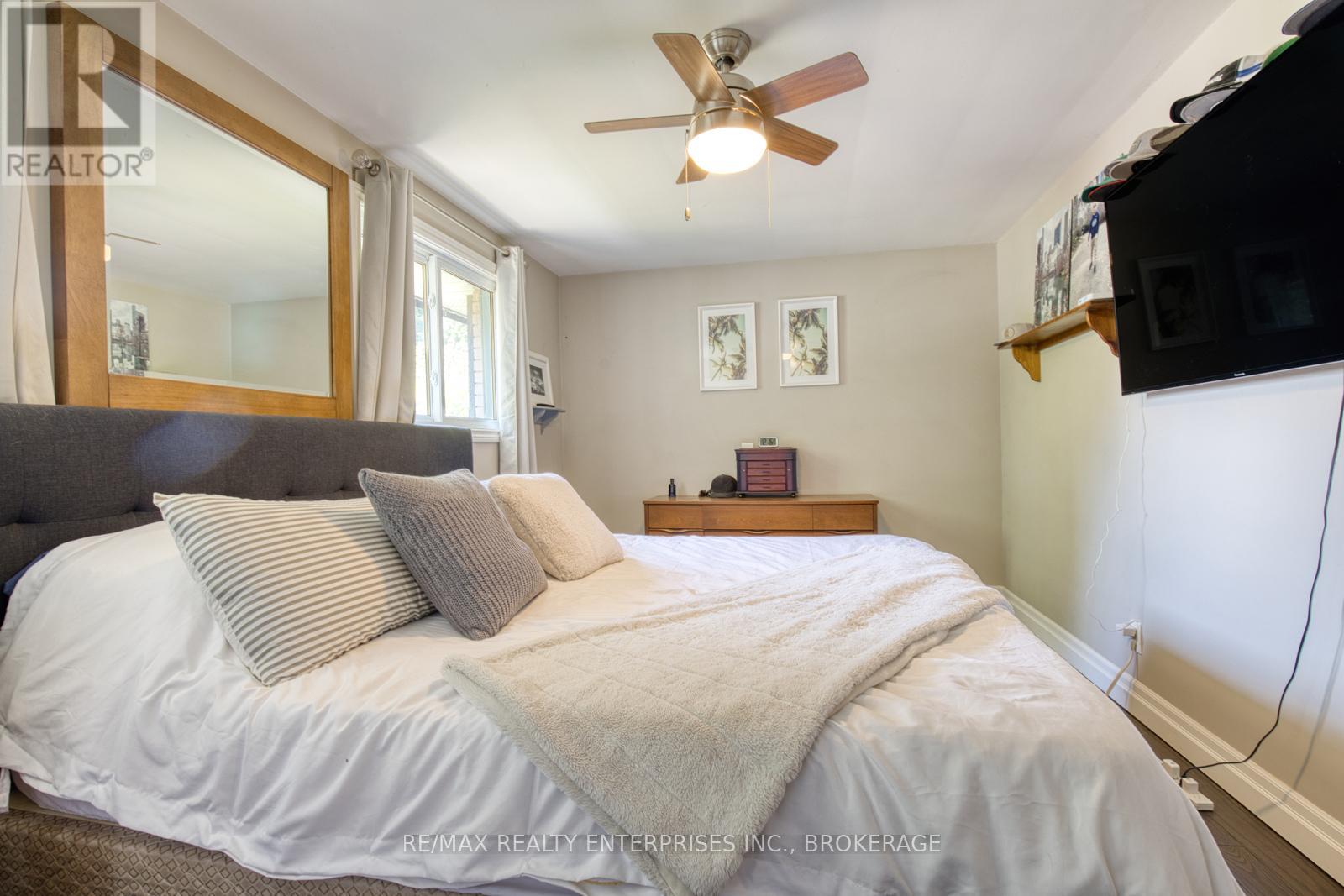 Photo 21 of 20 Karen Crescent, Grimsby ON