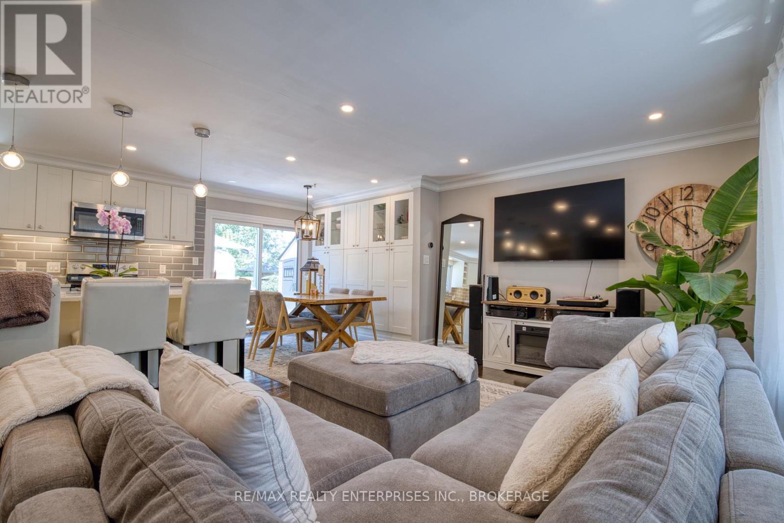 Photo 12 of 20 Karen Crescent, Grimsby ON