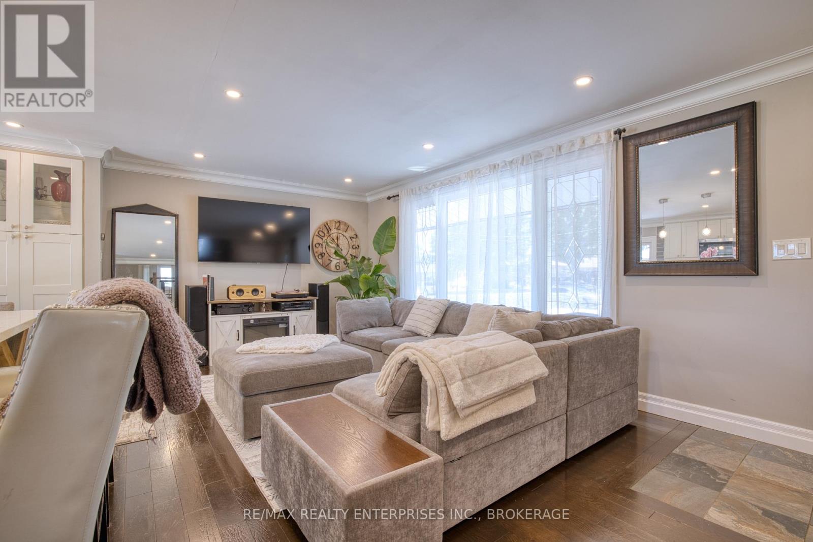 Photo 11 of 20 Karen Crescent, Grimsby ON