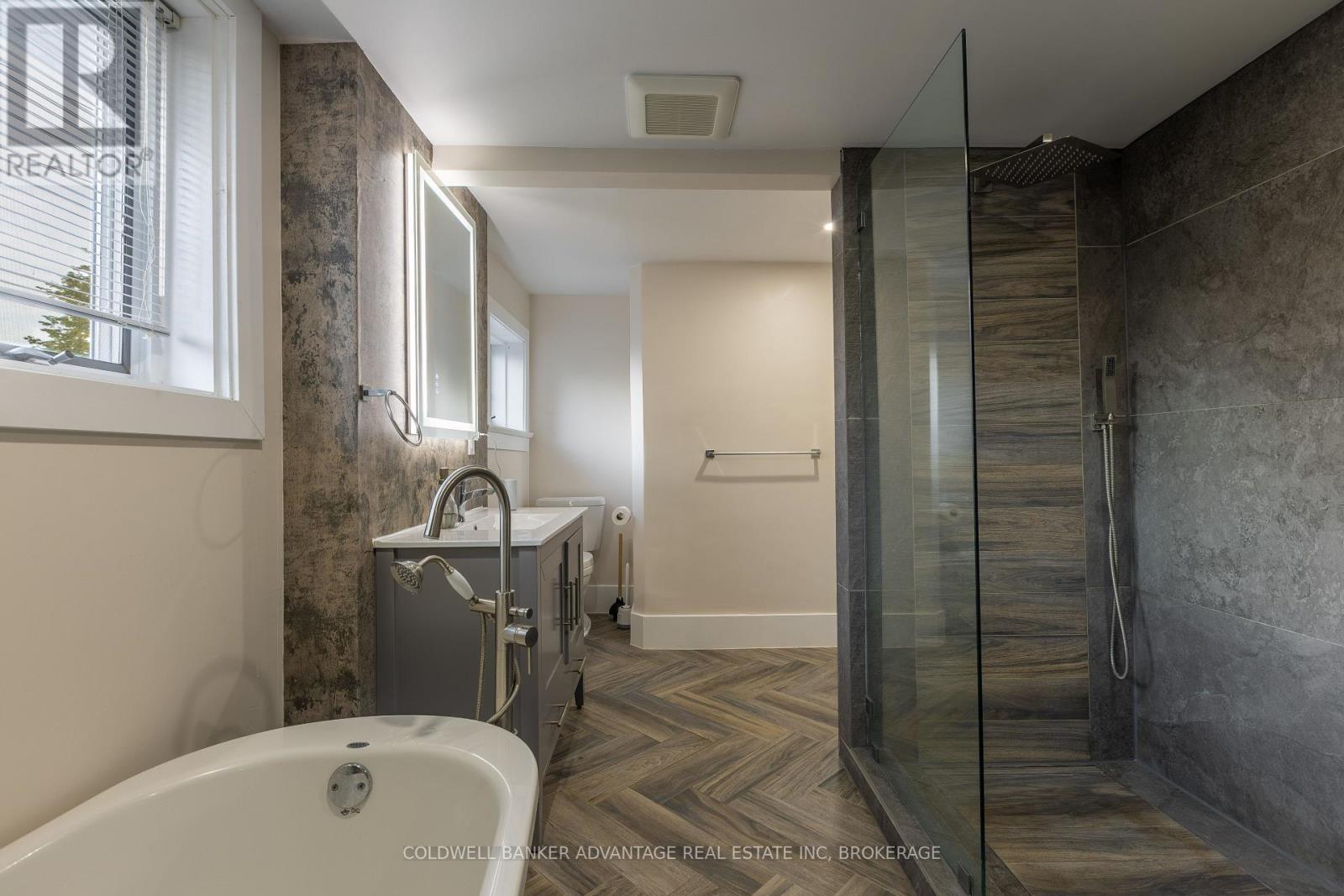 Photo 27 of 110 Garner Avenue, Welland ON