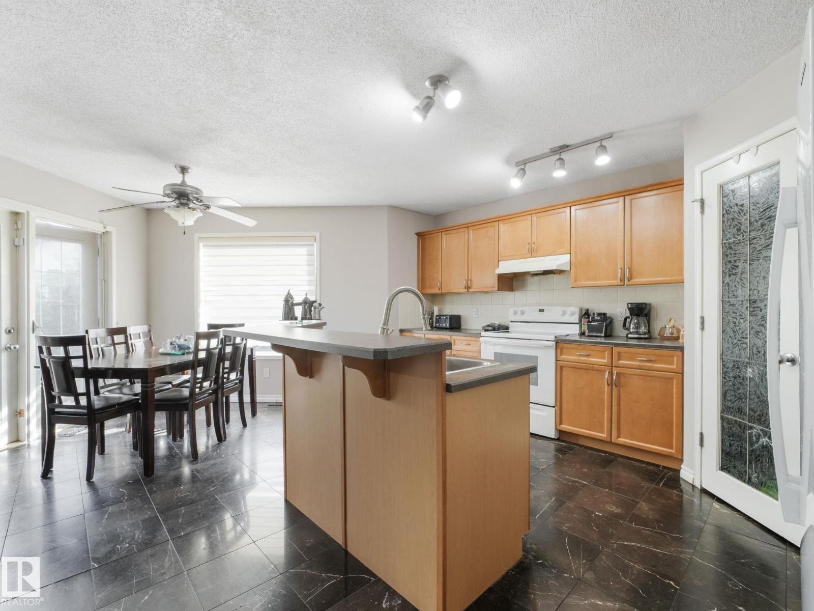 Photo 15 of 11807 170 Av Nw, Edmonton AB