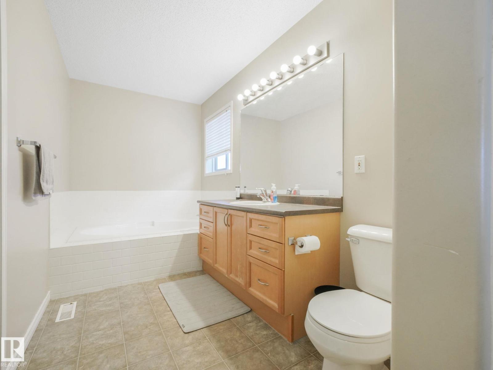 Photo 9 of 11807 170 Av Nw, Edmonton AB