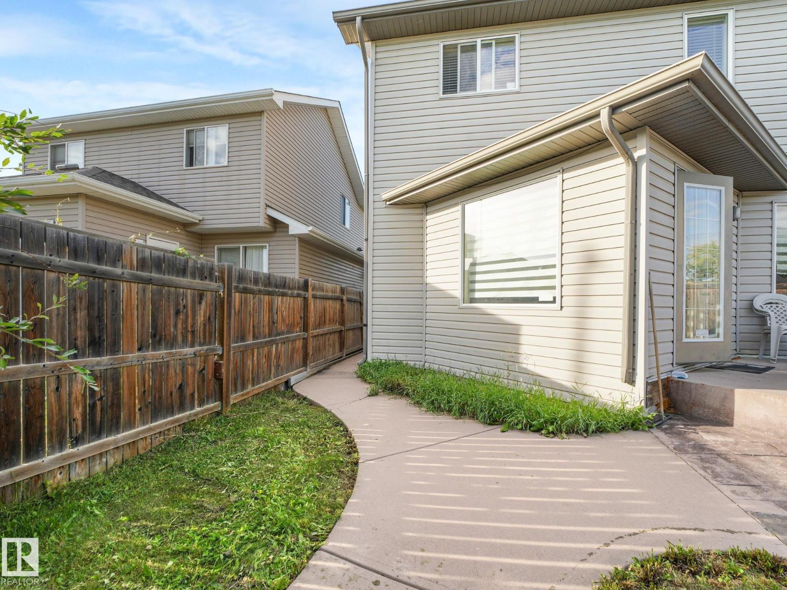 Photo 1 of 11807 170 Av Nw, Edmonton AB