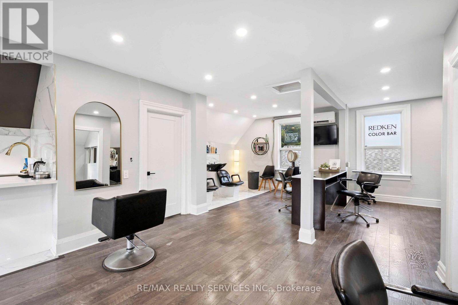 Photo 6 of 127 Queen Street W, Brampton ON