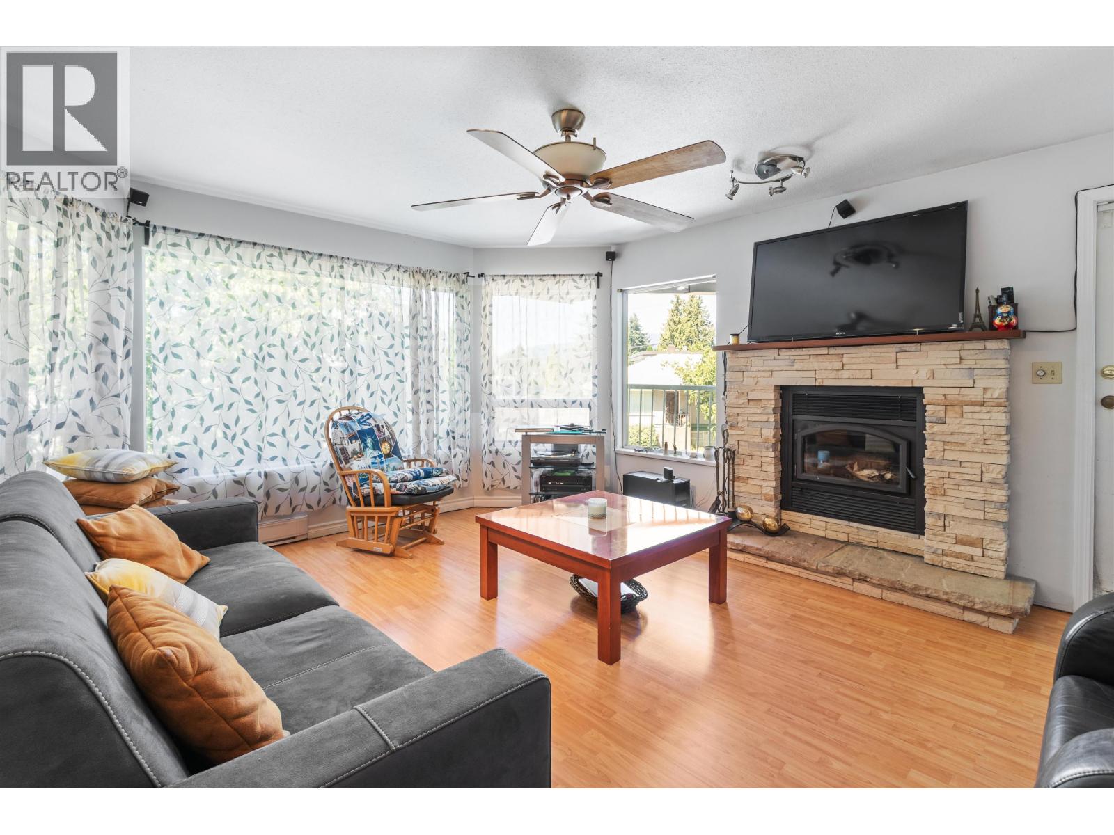 Photo 8 of 332 St Patricks Avenue, North Vancouver BC