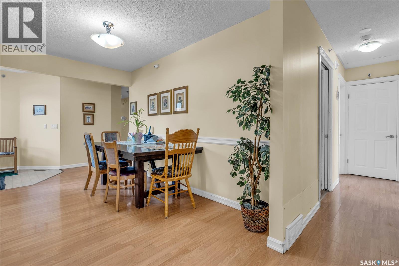 Business for Sale in  Queen STREET Regina 