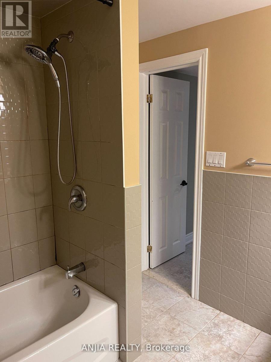 Photo 8 of Bsmt 103 Castleglen Boulevard, Markham ON