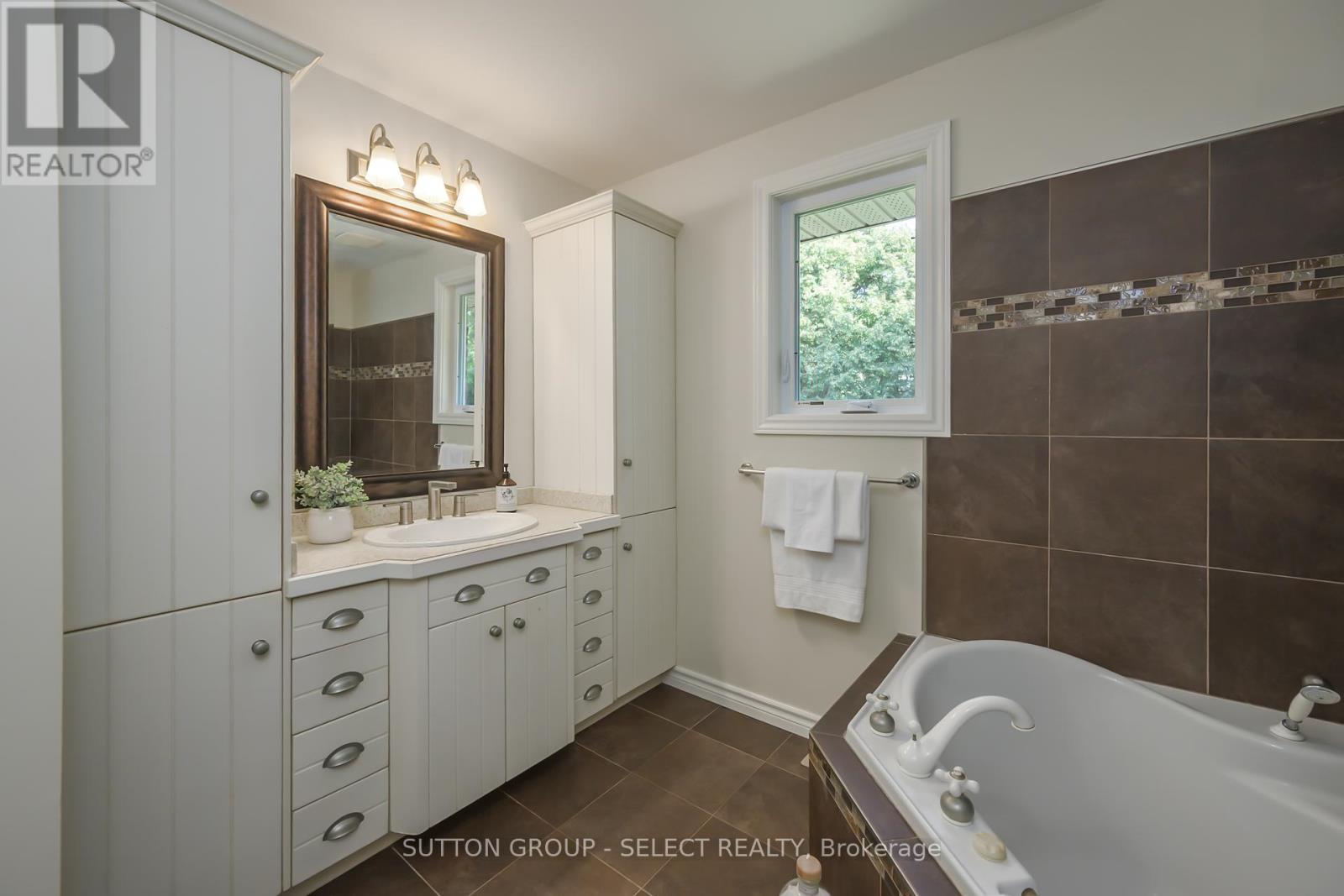 Photo 17 of 198 Byron Avenue, Thames Centre ON