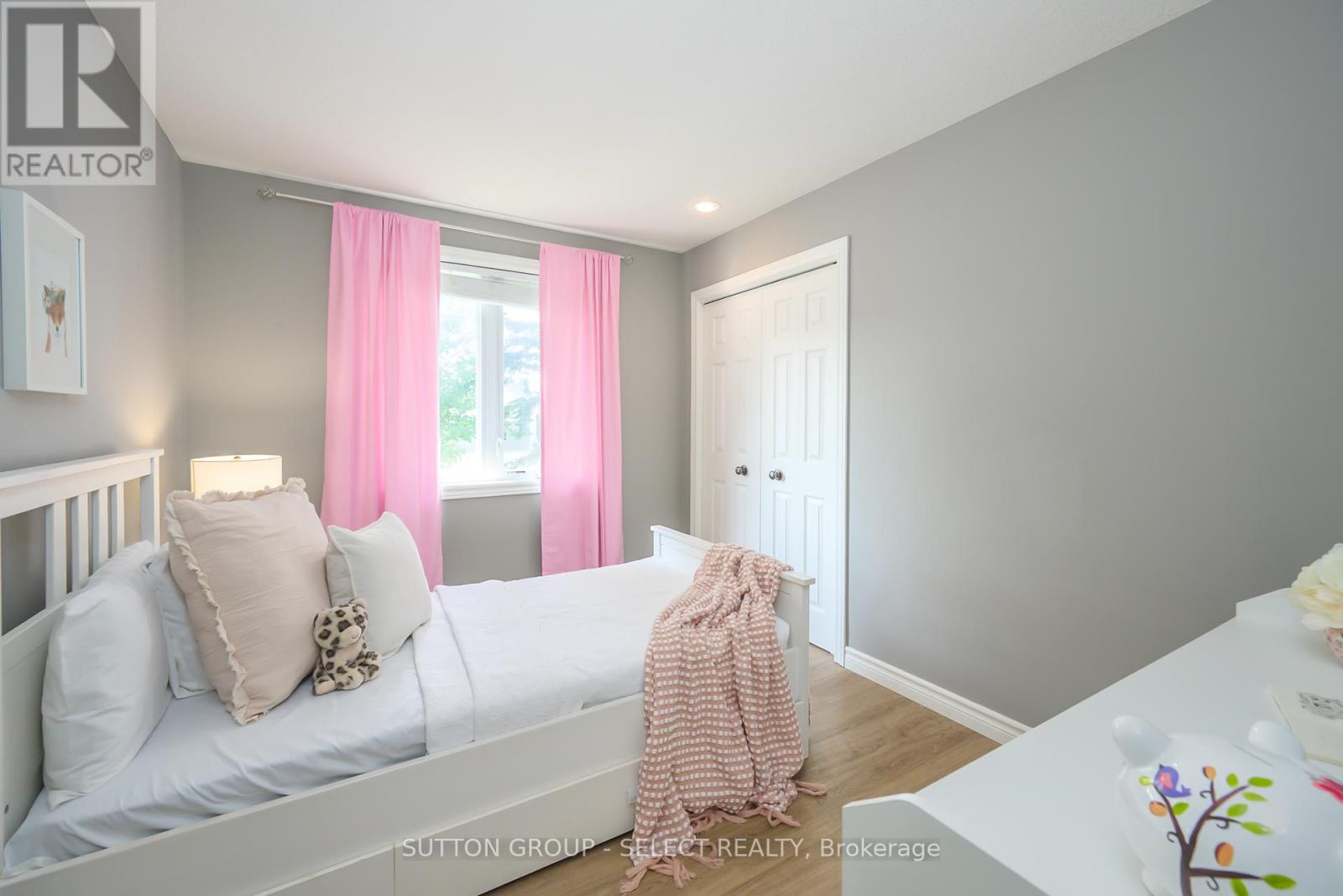 Photo 19 of 198 Byron Avenue, Thames Centre ON