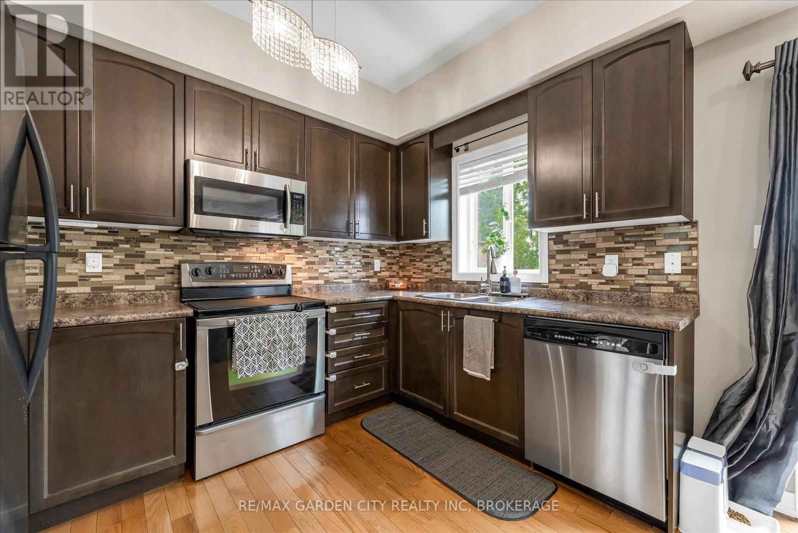Photo 10 of 12 Chloe Street, St Catharines ON