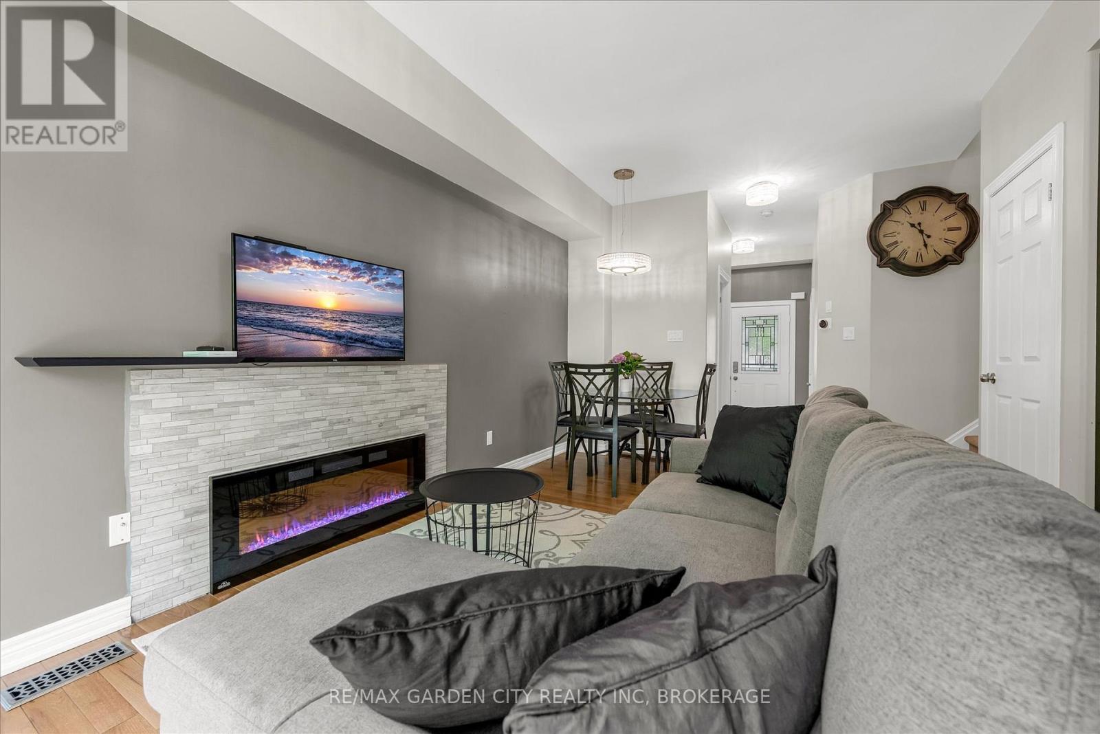 Photo 2 of 12 Chloe Street, St Catharines ON